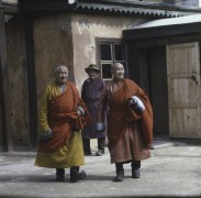 1969, prawdopodobnie Ułan Bator, Mongolia.
Buddyści.
Fot. Bogdan Łopieński, zbiory Ośrodka KARTA