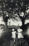 Lato 1935, Bielany k. Warszawy, Polska.
Maria Kołakowska (po lewej) i jej siostra Joanna na spacerze.
Fot. NN, zbiory Ośrodka KARTA, Pogotowie Archiwalne [PAF_022], udostępniła Anna Kołakowska
