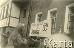 Sierpień 1987, Gdańsk, Polska.
Wiec na dziedzińcu przed budynkiem parafialnym kościoła pw. św. Brygidy w związku z 7. rocznicą strajków w sierpniu 1980 roku. Na budynku transparent: 