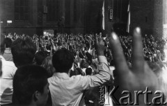 Sierpień 1988, Gdańsk, Polska.
Manifestacja przed kościołem pw. św. Brygidy w okresie strajków.
Fot. NN, Archiwum Federacji Młodzieży Walczącej, zbiory Ośrodka KARTA