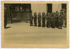 1945-1946, Włochy.
Żołnierze 5 Kresowej Dywizji Piechoty 2 Korpusu Polskiego Polskich Sił Zbrojnych na Zachodzie podczas zbiórki w obozie wojskowym. 
Fot. NN, kolekcja Marcina Rudzińskiego, zbiory Ośrodka KARTA