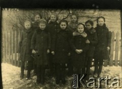 Przed 1939, brak miejsca.
Dzieci przy płocie.
Fot. NN, zbiory Archiwum Historii Mówionej Ośrodka KARTA i Domu Spotkań z Historią, udostępniła Janina Leszczyńska w ramach projektu 