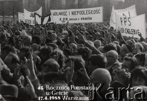 17.04.1988, Warszawa, Polska
45 rocznica powstania w getcie warszawskim. Uczestnicy obchodó pokazują 