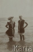 ok. 1900, brak miejsca.
Zofia i Tadeusz Rittnerowie podczas kąpieli w morzu.
Fot. NN/Ośrodek KARTA