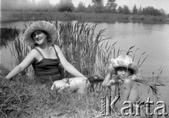 Sierpień 1928, Borysław.
Letni wypoczynek, Henryka Lis-Olszewska z dzieckiem nad stawem na tzw. 