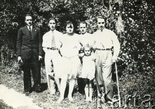 Przed 1939, prawdopodobnie Lwów, Polska.
Grupa młodych ludzi, 1. z lewej stoi Tadeusz Kukla.
Fot. NN, album Tadeusza Kukli, zbiory Biblioteki Polskiej im. Ignacego Domeyki w Buenos Aires (Biblioteca Polaca Ignacio Domeyko)