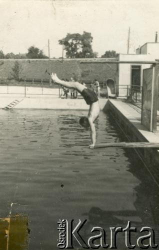 Przed 1939, prawdopodobnie Lwów, Polska.
Tadeusz Kukla skacze do wody.
Fot. NN, album Tadeusza Kukli, zbiory Biblioteki Polskiej im. Ignacego Domeyki w Buenos Aires (Biblioteca Polaca Ignacio Domeyko)