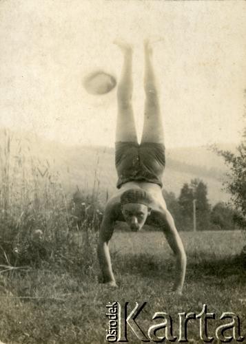 Przed 1939, prawdopodobnie Lwów, Polska.
Tadeusz Kukla.
Fot. NN, album Tadeusza Kukli, zbiory Biblioteki Polskiej im. Ignacego Domeyki w Buenos Aires (Biblioteca Polaca Ignacio Domeyko)