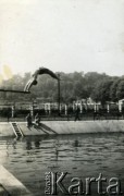 Przed 1939, prawdopodobnie Lwów, Polska.
Tadeusz Kukla skacze do wody.
Fot. NN, album Tadeusza Kukli, zbiory Biblioteki Polskiej im. Ignacego Domeyki w Buenos Aires (Biblioteca Polaca Ignacio Domeyko)