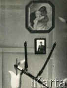 lata 30., Polska.
Wnętrze pokoju - na ścianie obraz Matki Boskiej i portret porucznika Tadeusza Kukli.
Fot. NN, album Tadeusza Kukli, zbiory Biblioteki Polskiej im. Ignacego Domeyki w Buenos Aires (Biblioteca Polaca Ignacio Domeyko)