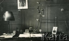 lata 30., Polska.
Wnętrze pokoju.
Fot. NN, album Tadeusza Kukli, zbiory Biblioteki Polskiej im. Ignacego Domeyki w Buenos Aires (Biblioteca Polaca Ignacio Domeyko)