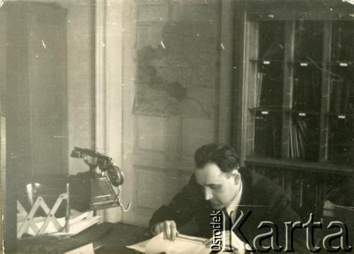 Lata 30., Polska.
Tadeusz Kukla w biurze.
Fot. NN, album Tadeusza Kukli, zbiory Biblioteki Polskiej im. Ignacego Domeyki w Buenos Aires (Biblioteca Polaca Ignacio Domeyko)