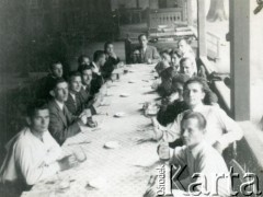 Lata 30., Polska.
Tadeusz Kukla (siedzi na końcu stołu, w środku) w restauracji.
Fot. NN, album Tadeusza Kukli, zbiory Biblioteki Polskiej im. Ignacego Domeyki w Buenos Aires (Biblioteca Polaca Ignacio Domeyko)