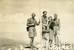 Przed 1939, prawdopodobnie Lwów, Polska.
Tadeusz Kukla z w towarzystwie kobiety o harcerzy.
Fot. NN, album Tadeusza Kukli, zbiory Biblioteki Polskiej im. Ignacego Domeyki w Buenos Aires (Biblioteca Polaca Ignacio Domeyko)