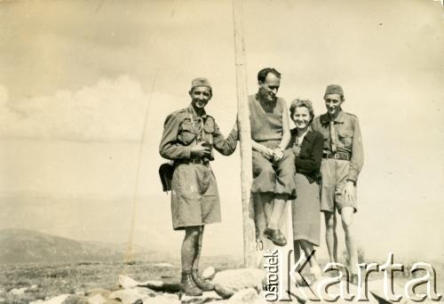 Przed 1939, prawdopodobnie Lwów, Polska.
Tadeusz Kukla z w towarzystwie kobiety o harcerzy.
Fot. NN, album Tadeusza Kukli, zbiory Biblioteki Polskiej im. Ignacego Domeyki w Buenos Aires (Biblioteca Polaca Ignacio Domeyko)