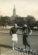 1940-1948, Glasgow, Wielka Brytania.
Tadeusz Kukla (z prawej) na korcie tenisowym.
Fot. NN, album Tadeusza Kukli, zbiory Biblioteki Polskiej im. Ignacego Domeyki w Buenos Aires (Biblioteca Polaca Ignacio Domeyko)