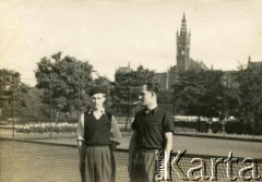 1940-1948, Glasgow, Wielka Brytania.
Tadeusz Kukla (z prawej) na korcie tenisowym.
Fot. NN, album Tadeusza Kukli, zbiory Biblioteki Polskiej im. Ignacego Domeyki w Buenos Aires (Biblioteca Polaca Ignacio Domeyko)