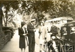 1940-1948, Glasgow, Wielka Brytania.
Kapitan Tadeusz Kukla (2. z lewej) w towarzystwie nieznanych osób.
Fot. NN, album Tadeusza Kukli, zbiory Biblioteki Polskiej im. Ignacego Domeyki w Buenos Aires (Biblioteca Polaca Ignacio Domeyko)