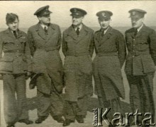 1940-1948, Wielka Brytania.
Kapitan Tadeusz Kukla (2. z lewej) w towarzystwie nieznanych osób.
Fot. NN, album Tadeusza Kukli, zbiory Biblioteki Polskiej im. Ignacego Domeyki w Buenos Aires (Biblioteca Polaca Ignacio Domeyko)