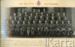 1940-1948, Cottesmore, Wielka Brytania.
Kapitan Tadeusz Kukla (w najwyższym rzędzie, 2. od lewej) wśród oficerów 204 Szkoły Lotniczej R.A.F. (204 AFS).
Fot. NN, album Tadeusza Kukli, zbiory Biblioteki Polskiej im. Ignacego Domeyki w Buenos Aires (Biblioteca Polaca Ignacio Domeyko)