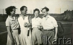 1940-1948, Wielka Brytania.
Tadeusz Kukla (2. z lewej) w towarzystwie nieznanych osób na korcie tenisowym.
Fot. NN, album Tadeusza Kukli, zbiory Biblioteki Polskiej im. Ignacego Domeyki w Buenos Aires (Biblioteca Polaca Ignacio Domeyko)