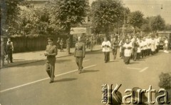 16.07.1943, Newark, Wielka Brytania.
Pogrzeb generała Władysława Sikorskiego. Kondukt na ulicach miasta. Drugi idzie mjr Michał Miszke - adiutant gen. W. Sikorskiego.
Fot. NN, album Tadeusza Kukli, zbiory Biblioteki Polskiej im. Ignacego Domeyki w Buenos Aires (Biblioteca Polaca Ignacio Domeyko)