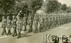 16.07.1943, Newark, Wielka Brytania.
Pogrzeb generała Władysława Sikorskiego. Kondukt żałobny na ulicach miasta. 
Fot. NN, album Tadeusza Kukli, zbiory Biblioteki Polskiej im. Ignacego Domeyki w Buenos Aires (Biblioteca Polaca Ignacio Domeyko)