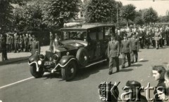 16.07.1943, Newark, Wielka Brytania.
Pogrzeb generała Władysława Sikorskiego. Kondukt żałobny idzie za karawanem ulicami miasta. 
Fot. NN, album Tadeusza Kukli, zbiory Biblioteki Polskiej im. Ignacego Domeyki w Buenos Aires (Biblioteca Polaca Ignacio Domeyko)