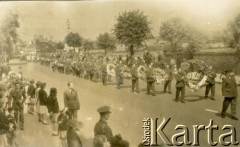 16.07.1943, Newark, Wielka Brytania.
Pogrzeb generała Władysława Sikorskiego. Kondukt żałobny na ulicach miasta. 
Fot. NN, album Tadeusza Kukli, zbiory Biblioteki Polskiej im. Ignacego Domeyki w Buenos Aires (Biblioteca Polaca Ignacio Domeyko)