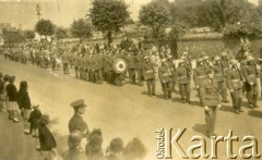 16.07.1943, Newark, Wielka Brytania.
Pogrzeb generała Władysława Sikorskiego. Kondukt żałobny na ulicach miasta. 
Fot. NN, album Tadeusza Kukli, zbiory Biblioteki Polskiej im. Ignacego Domeyki w Buenos Aires (Biblioteca Polaca Ignacio Domeyko)