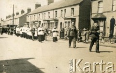 16.07.1943, Newark, Wielka Brytania.
Pogrzeb generała Władysława Sikorskiego. Kondukt na ulicach miasta. Drugi idzie mjr Michał Miszke - adiutant gen. W. Sikorskiego.
Fot. NN, album Tadeusza Kukli, zbiory Biblioteki Polskiej im. Ignacego Domeyki w Buenos Aires (Biblioteca Polaca Ignacio Domeyko)