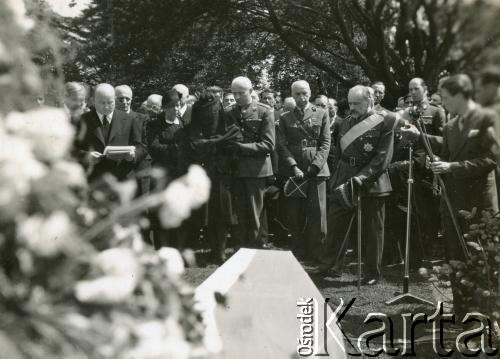 16.07.1943, Newark, Wielka Brytania.
Pogrzeb generała Władysława Sikorskiego. Nad trumną przemawia premier Stanisław Mikołajczyk. W uroczystości na cmentarzu uczestniczą m.in.: minister Henryk Strasburger, minister Marian Seyda, przewodniczący Rady Narodowej Stanisław Grabski, premier Stanisław Mikołajczyk, minister Karol Popiel, wdowa po gen. Sikorskim Helena Sikorska, ppłk. Jerzy Borkowski, minister Stanisław Kot, gen. Kazimierz Sosnkowski, gen. Józef Haller.
Fot. NN, album Tadeusza Kukli, zbiory Biblioteki Polskiej im. Ignacego Domeyki w Buenos Aires (Biblioteca Polaca Ignacio Domeyko)