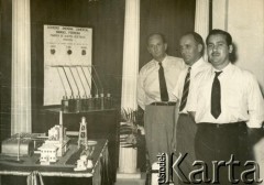 prawdopodobnie lata 50., Argentyna.
Tadeusz Kukla (w środku) w towarzystwie nieznanych osób.
Fot. NN, album Tadeusza Kukli, zbiory Biblioteki Polskiej im. Ignacego Domeyki w Buenos Aires (Biblioteca Polaca Ignacio Domeyko)