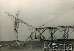 Po 1948, Argentyna.
Słup elektryczny.
Fot. NN, album Tadeusza Kukli, zbiory Biblioteki Polskiej im. Ignacego Domeyki w Buenos Aires (Biblioteca Polaca Ignacio Domeyko)