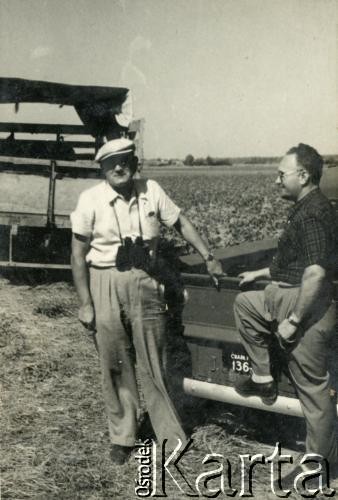 Po 1948, Argentyna.
Tadeusz Kukla (1. z lewej) w pracy.
Fot. NN, album Tadeusza Kukli, zbiory Biblioteki Polskiej im. Ignacego Domeyki w Buenos Aires (Biblioteca Polaca Ignacio Domeyko)