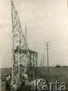 Po 1948, Argentyna.
Słup elektryczny.
Fot. NN, album Tadeusza Kukli, zbiory Biblioteki Polskiej im. Ignacego Domeyki w Buenos Aires (Biblioteca Polaca Ignacio Domeyko)