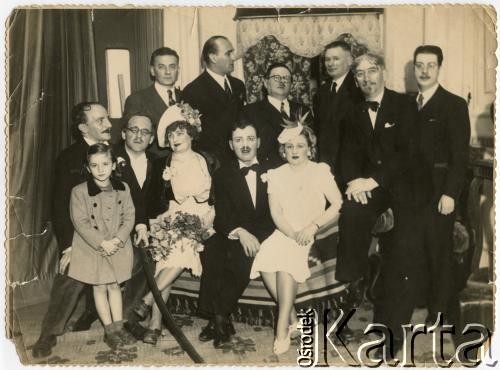Lata 30., Buenos Aires, Argentyna.
Zespół teatru Wolna Polska z prezesem po spektaklu w reżyserii Zygmunta Robaka. Na zdjęciu (stoją od lewej): Kalinowski, Nowina Szczerbiński, Wanatowicz, Stanisław Pyzik, (od lewej siedzą): Landau, Robak, Robakowa, NN, Pawłowska, Neuwelt
Fot. NN, zespół nr 19 
