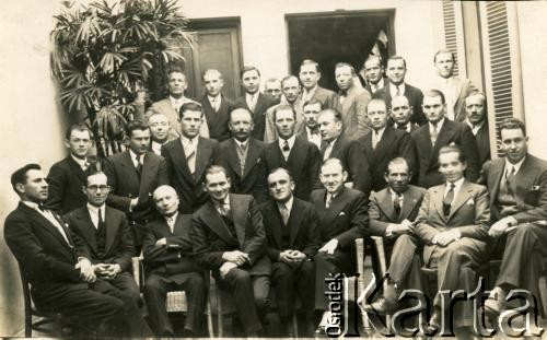 1931, Buenos Aires, Argentyna.
Delegaci na Zjazd Związku Polaków w Argentynie. W środku siedzi konsul Władysław Kicki, po prawej Stanisław Pyzik, po lewej przewodniczący Zjazdu Stanisław Kowalewski. Siedzą od lewej: Szymański (Berisso), Franciszek Hajewski (Llavallol), Piotr Prokopowicz (Rosario), Stanisław Pyzik (Misiones), konsul W. Kicki, Stanisław Kowalewski (Wolna Polska), Stanisław Czyżewski (Doc Sud), Z. Zach Wolna Polska), Jan Sikora (Llavallol). Stoją: Zając (Santa Fe), Synowicz i Zurek (Bahia Blanca), Pleśniak (Wolna Polska), Czarnyszewicz (Berisso), Tkacz (Wolna Polska), Zaranicz (Quilmes).
Fot. NN, zespół nr 19 