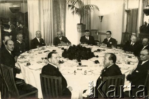 1937-1941, Buenos Aires, Argentyna.
Poseł RP Zdzisław Kurnikowski podejmuje obiadem Zarząd Insytutu Kultury Polsko-Argentyńskiej, wśród uczestników: konsul Wacław Dostal, Nowiński, gen. Idoate, poseł Zdzisław Kurnikowski, dr Tomasz Amadeo, Stanisław Pyzik, Pizzaro Lastra, Rudolf Friedenberg, Markus, prezes Instytutu Kultury Argentyńsko-Polskiej inżynier Domingo Selva, dr Alilio Chiappori, profesor Edward Szelągowski.
Fot. NN, zespół nr 19 