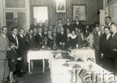 1935, San Jose, Argentyna.
Pożegnanie posła Władysława Mazurkiewicza w Domu Polskim w San Jose. Na zdjęciu redaktor Głosu Spasmacher, Jakub Czubala (fabryka Kilimów), sekretarz Towarzystwa Żydów Feld, sekretarz Związku Ignacy Bernstein, Friedenbergowie, dyrektor Banco Polaco PKO Juliusz Nowiński, Stanisław Pyzik (pod portretem prezydenta Ignacego Mościckiego), prezes Związku Franciszek Marus, Marcin Raduj, konsul Karol Kraszkiewicz, Prezes Wolnej Polski Rudolf Friedenberg, poseł RP Władysław Mazurkiewicz (w środku), Nowina Szczerbiński, Stanisław Czyżewski, Koniecki, Z. Zach
Fot. NN, zespół nr 19 