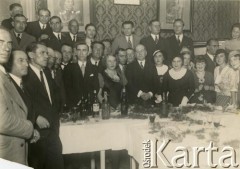 1935, San Jose, Argentyna.
Pożegnanie posła Władysława Mazurkiewicza w Domu Polski w San Jose. Na zdjęciu redaktor Głosu Spasmacher, Jakub Czubala (fabryka Kilimów), sekretarz Towarzystwa Żydów Feld, sekretarz Związku Ignacy Bernstein, Friedenlergowie, dyrektor PKO Juliusz Nowinski, Stanisław Pyzik (pod portretem prezydenta Ignacego Mościckiego), prezes Związku Franciszek Marus, Marcin Raduj, konsul Karol Kraszkiewicz, Prezes Wolnej Polski Friedenberg, poseł RP Mazurkiewicz (w środku), Nowina Szczerbiński, Stanisław Czyżewski, Koniecki, Z. Zach
Fot. NN, zespół nr 19 