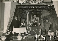 Lata 30., Argentyna.
„Obchód Cudu nad Wisłą u Bolszewików”. Na scenie prezes Związku Polaków w Argentynie Stanisław Pyzik
Fot. NN, zespół nr 19 