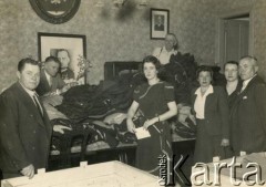 Listopad 1945, Buenos Aires, Argentyna.
Sortowanie bielizny w Komitecie Niesienia Pomocy Ofiarom Wojny. Od lewej stoją: Stanisław Zawadzki, Stanisław Pyzik, Irena Dostalowa, Stanisław Czyżewski, Szymańska, Zawadzka, J. Szymański.
Fot. NN, zespół nr 19 