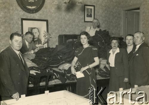 Listopad 1945, Buenos Aires, Argentyna.
Sortowanie bielizny w Komitecie Niesienia Pomocy Ofiarom Wojny. Od lewej stoją: Stanisław Zawadzki, Stanisław Pyzik, Irena Dostalowa, Stanisław Czyżewski, Szymańska, Zawadzka, J. Szymański.
Fot. NN, zespół nr 19 