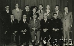 Lata 40., Buenos Aires, Argentyna.
Zarząd Związku Polaków w Argentynie w 25 rocznicę powstania Związku i 40-lecie pracy społecznej Stanisława Pyzika. Siedzą kierownik Patronatu Leon Wanatowicz, sekretarz generalny inż. Mikołaj Muszyński, prezes Stanisław Pyzik, I wiceprezes Związku inżynier Stanisław Śliwiński, redaktor Głosu Polskiego ksiądz Stanisław Walkowski. Stoją Tadeusz Czarnobrewy, Jan Zawisza, skarbnik M. Więckowski, zastępca sekretarza Mazurkiewiczówna, Olechowicz, inż. Dr W. Łaszewski, Aleksander Florkowski, Józef Fiałkowski
Fot. NN, zespół nr 19 