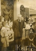 1952, Buenos Aires, Argentyna.
Prezes Związku Polaków w Argentynie Stanisław Pyzik przed grobem Roberta Chodasiewicza (ur. 1832, zm. 1896, nazywany pierwszym lotnikiem Argentyny, ponieważ w czasie wojny paragwajskiej wzbił się w powietrze balonem, aby obserwować pozycje nieprzyjaciela). 
Fot. NN, zespół nr 19 