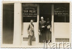 Lata 30., Buenos Aires, Argentyna.
Poseł RP Władysław Mazurkiewicz i Stanisław Pyzik przez biurem Patronatu Związku Polaków w Argentynie przy ul. Charlas 340. 
Fot. NN, zespół nr 19 