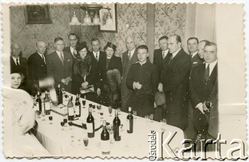 Sierpień 1939, Buenos Aires, Argentyna.
25-lecie wymarszu Pierwszej Kompanii Kadrowej. Na zdjęciu byli Legioniści i działacze polonijni: Wincenty Dudziński, Gustaw Borowski, Janina Borowska, Aleksander Mierzejewski, p. Mierzejewska, poseł RP Zdzisław Kurnikowski, ks. Sudyka, Stanisław Pyzik, konsul Wacław Dostal, Józef Kondratowicz, Piotr Zaleski.
Fot. NN, zespół nr 19 