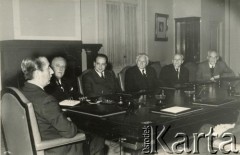1963-1966, Buenos Aires, Argentyna.
Wizyta działaczy polonijnych u gubernatora prowincji Buenos Aires Alselmo Mariniego. Na zdjęciu od lewej: A. Marini, prezes Argentyńsko-Polskiego Instytutu Kulturalnego Manuel Ordonem, wiceprezes dr Rosasco, prezes Związku Polaków w Argentynie Stanisław Pyzik, wiceprezes Związku Polaków w Argentynie Pietrzykowski, p. Dzianott z Rosario.
Fot. NN, zespół nr 19 