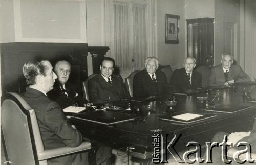 1963-1966, Buenos Aires, Argentyna.
Wizyta działaczy polonijnych u gubernatora prowincji Buenos Aires Alselmo Mariniego. Na zdjęciu od lewej: A. Marini, prezes Argentyńsko-Polskiego Instytutu Kulturalnego Manuel Ordonem, wiceprezes dr Rosasco, prezes Związku Polaków w Argentynie Stanisław Pyzik, wiceprezes Związku Polaków w Argentynie Pietrzykowski, p. Dzianott z Rosario.
Fot. NN, zespół nr 19 